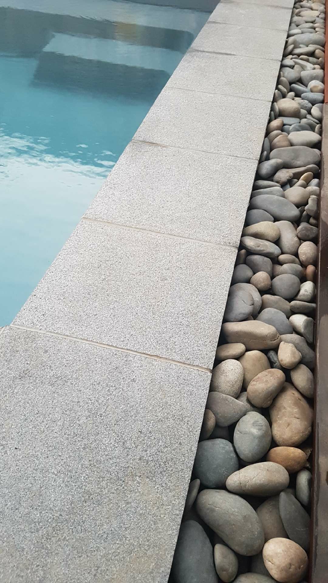 Borda de piscina com revestimento cimentício